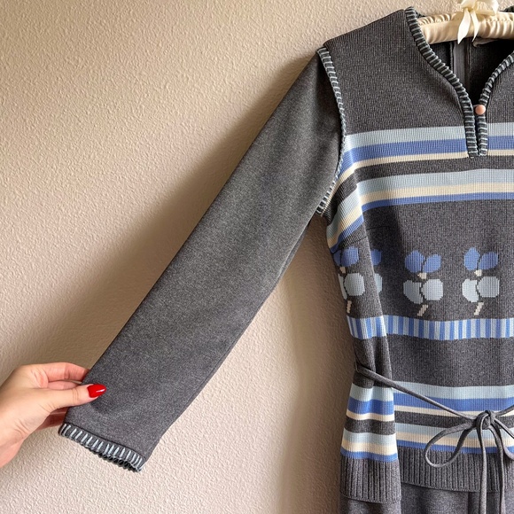 Vintage 1970s Gray Knit Dress With Blue Print (M/L) - Picture 8 of 10